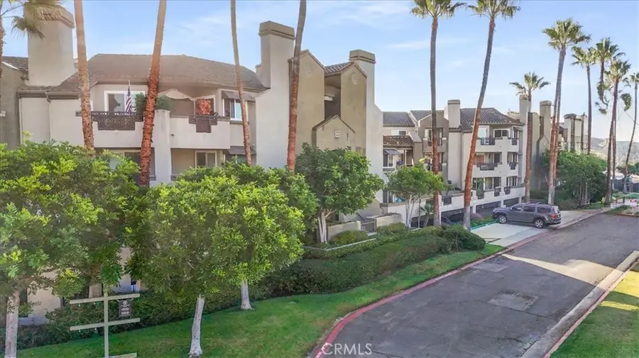 400 Lake St #208, Huntington Beach, CA 92648 - Image #2