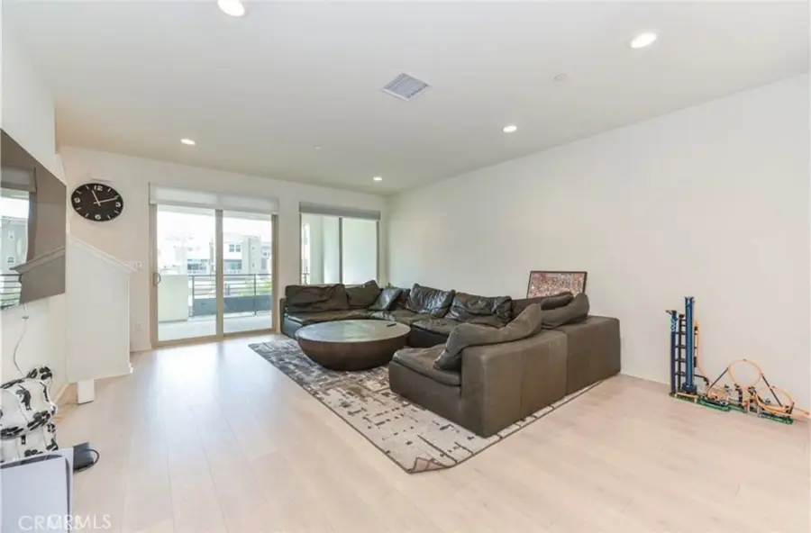 175 Frame, Irvine, CA 92618 - Image #2