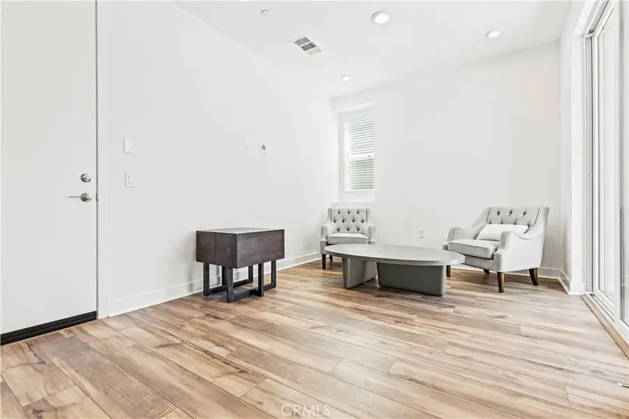 609 S Lyon Street, Santa Ana, CA 92705 - #3
