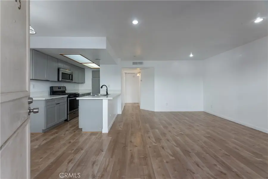 15946 Vanowen Street #103, Van Nuys, CA 91406 - Image #3