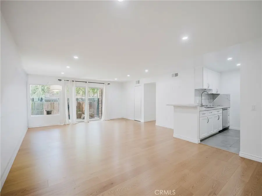 5700 Etiwanda Avenue #102, Tarzana, CA 91356 - Image #2