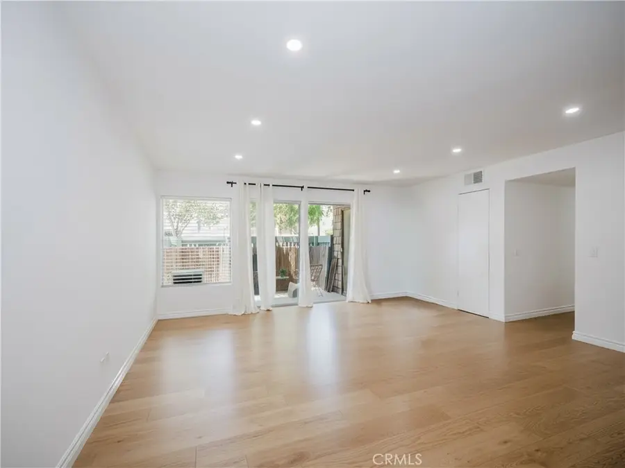 5700 Etiwanda Avenue #102, Tarzana, CA 91356 - Image #3