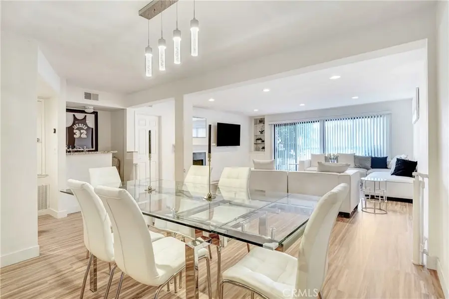 18324 Clark #119, Tarzana, CA 91356 - Image #2