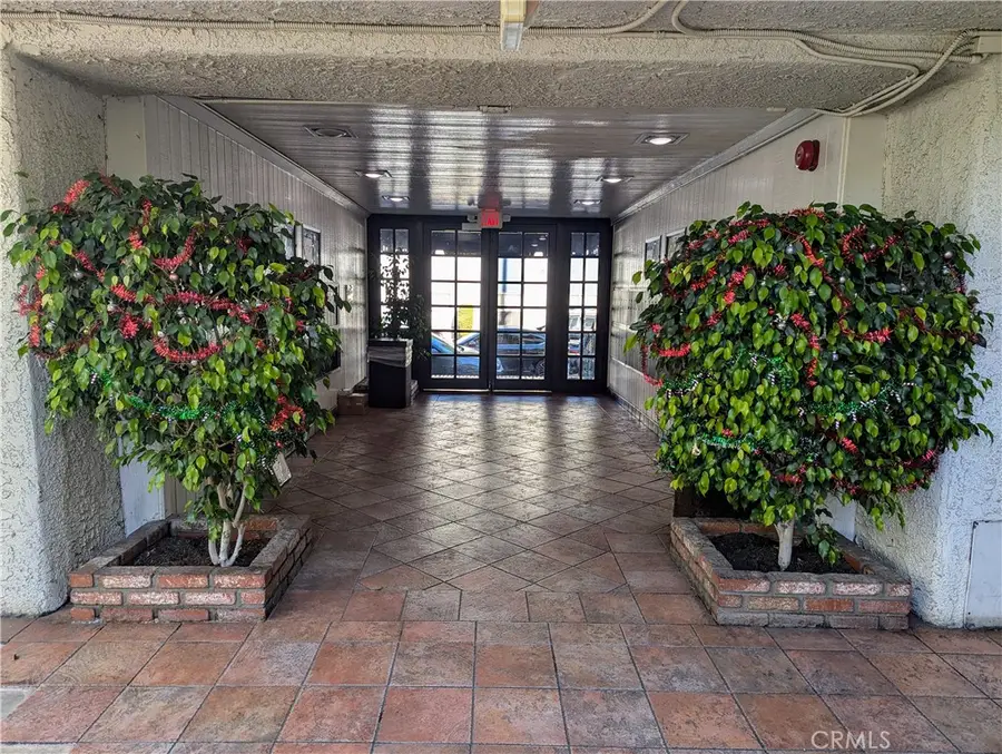 18530 Hatteras St Unit 329, Tarzana, CA 91356 - Image #2