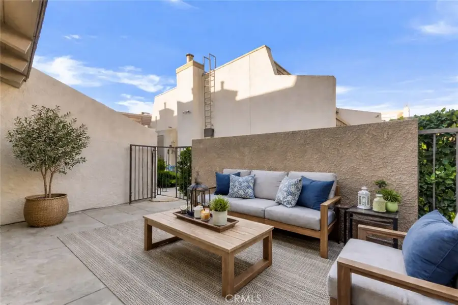 18423 Collins Street #A, Tarzana, CA 91356 - Image #2