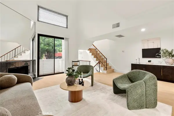 6540 Hayvenhurst #15, Lake Balboa, CA 91406