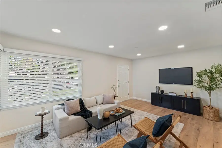 17008 Hartland St, Lake Balboa, CA 91406 - #2