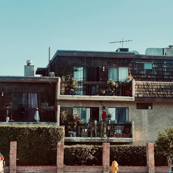 15516 Nordhoff #106, North Hills, CA 91343