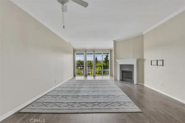 12830 Burbank #305, Valley Village, CA 91607
