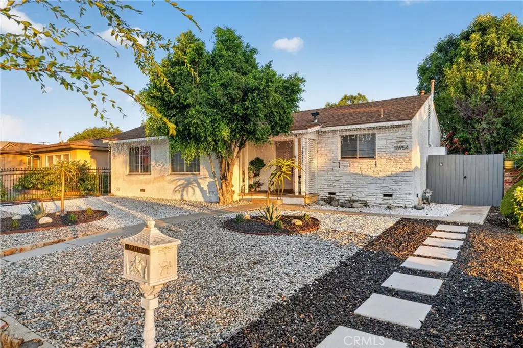 18952 Victory Boulevard, Tarzana, CA 91335 - #1