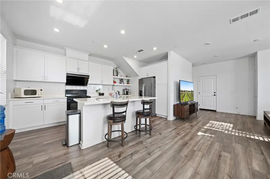 981 W Clover, Rialto, CA 92376 - Image #2