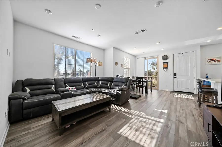 981 W Clover, Rialto, CA 92376 - Image #3