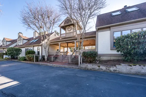 39 Blossom Avenue, Osterville, MA 02655