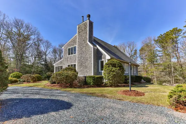 17 Claus Way, Marstons Mills, MA 02648