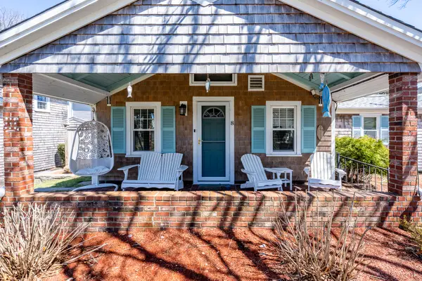 8 Quinsigamond Avenue, Falmouth, MA 02540