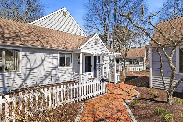 100 Mid-iron Way, Mashpee, MA 02649