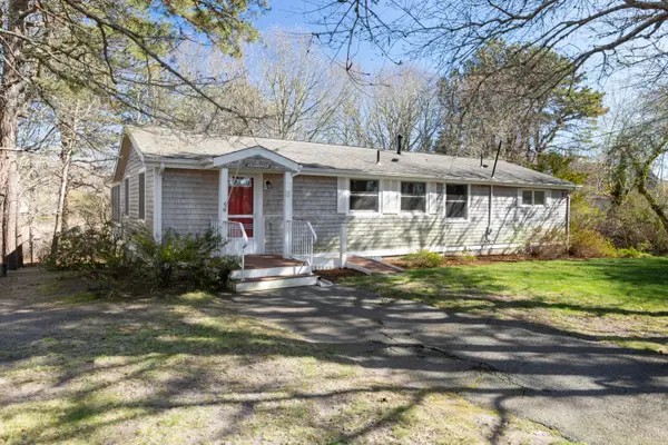 6 Stanley Place, Hyannis, MA 02601