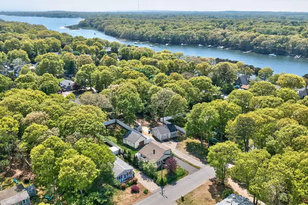 17 Suncrest Drive, Teaticket, MA 02536