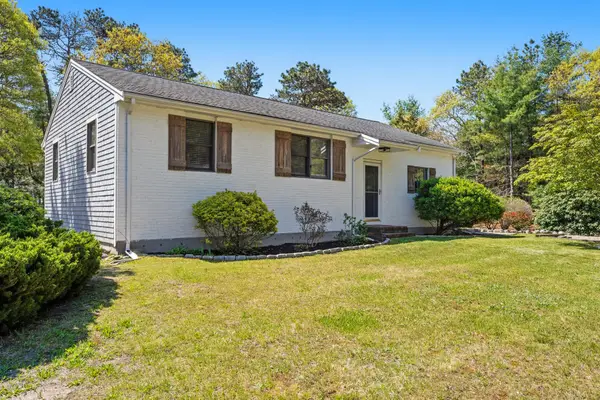 17 Dry Hollow Lane, Mashpee, MA 02649