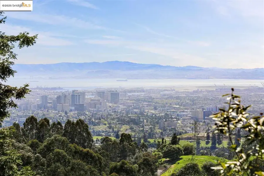 6118 Skyline Blvd, Oakland, CA 94611 - Image #2