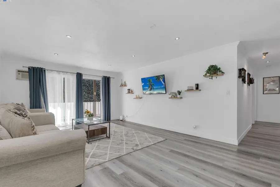 2500 Miramar Ave  #203, Castro Valley, CA 94546 - Image #2