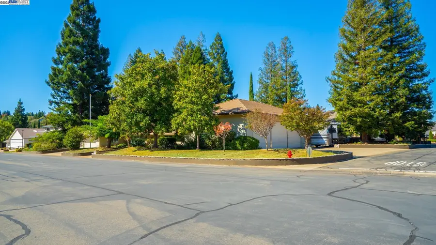 3208 Bonanza Dr, Cameron Park, CA 95682 - Image #2