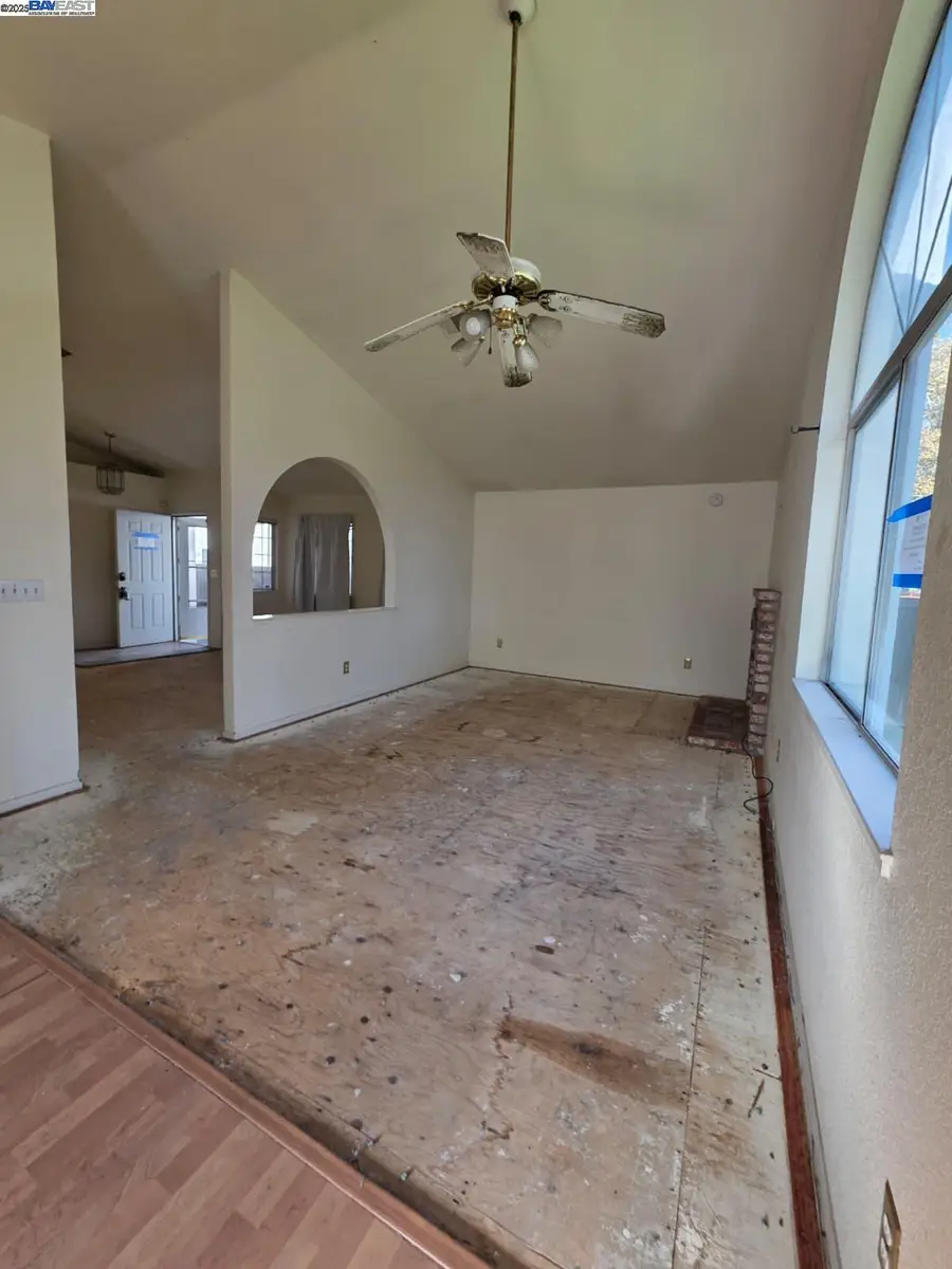 1045 Camellia Ct, Suisun City, CA 94585 - Image #3