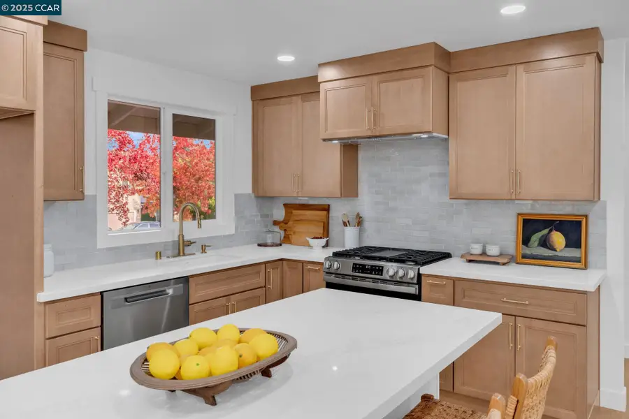 421 Roanoke Dr, Martinez, CA 94553 - Image #3