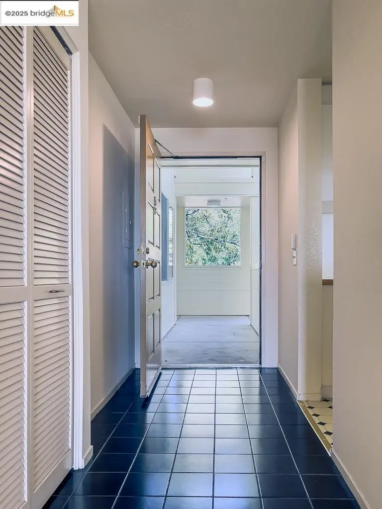 1300 Quarry Ct  #303, Richmond, CA 94801 - Image #2