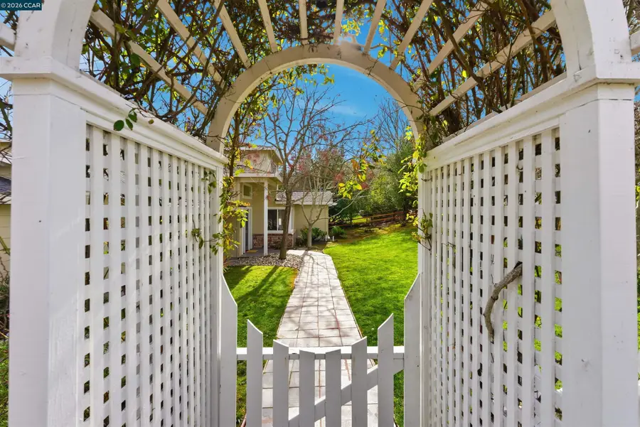82 Sleepy Hollow Ln, Orinda, CA 94563 - Image #2