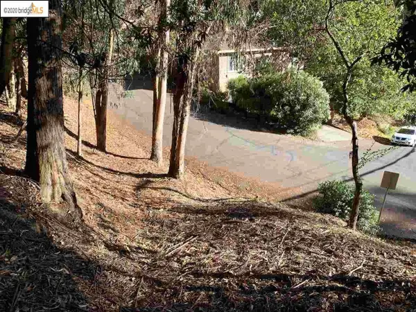 6698 Moore Dr, OAKLAND, CA 94611