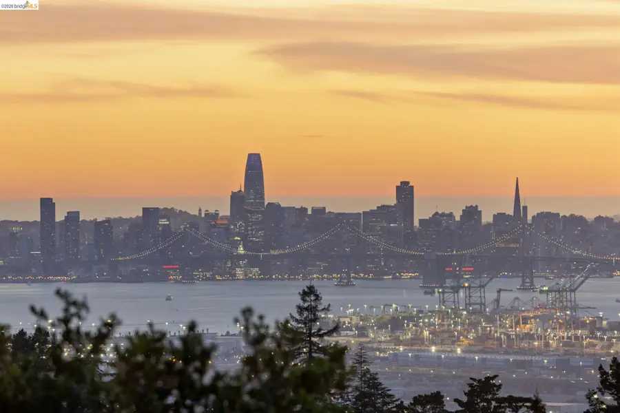 5915 Mazuela Dr, Oakland, CA 94611 - #2