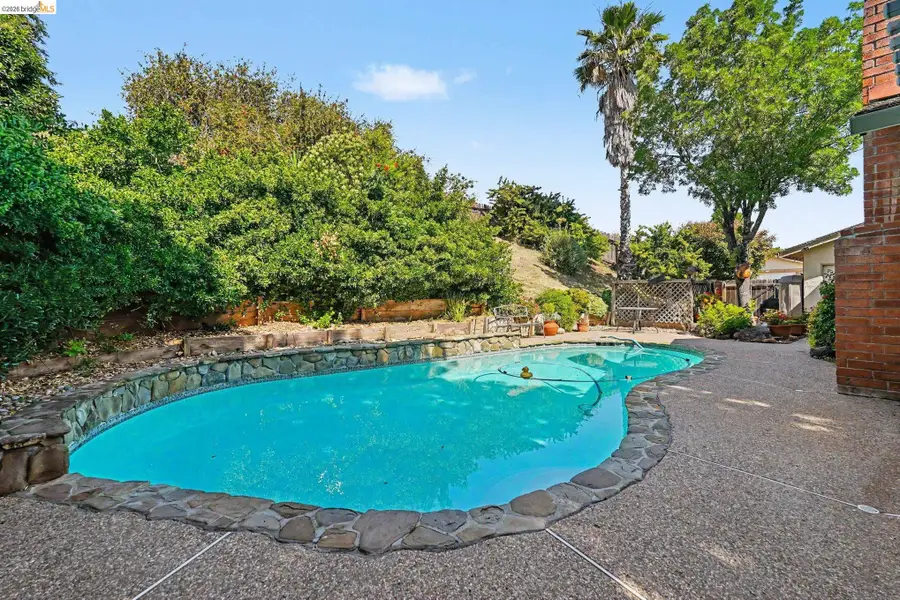 325 Hillsdale Dr, Pittsburg, CA 94565 - #2