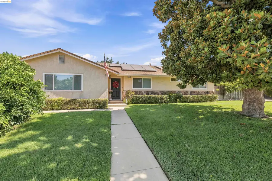 1042 Walnut St, Oakdale, CA 95361 - #2