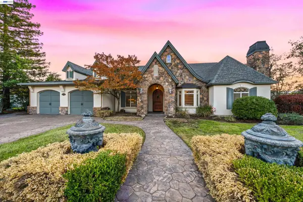 2490 Crescent Moon Ct, REDDING, CA 96001