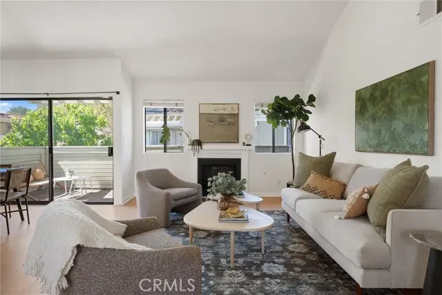 22133 Burbank Blvd #5, Woodland Hills, CA 91367 - #1