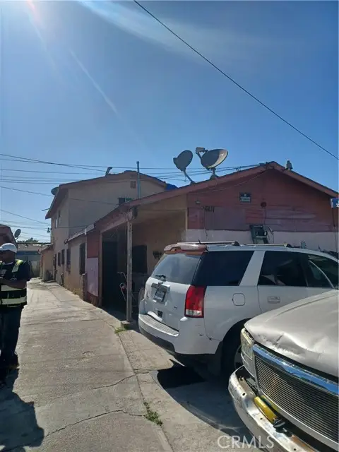 6111 Menlo, Los Angeles, CA 90044