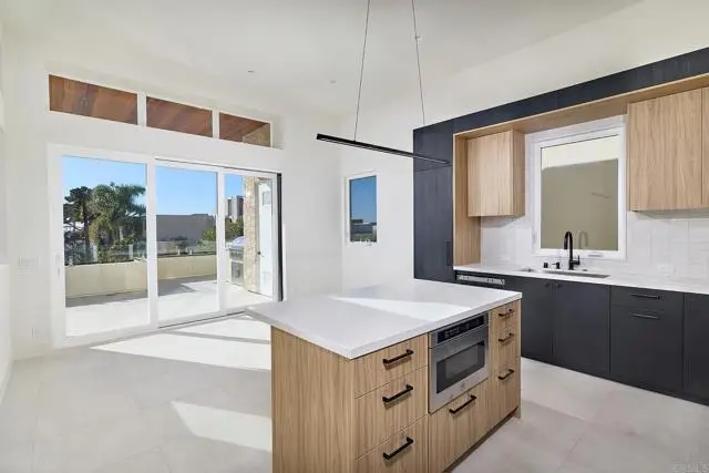 3901 Haines, San Diego, CA 92109 - #3