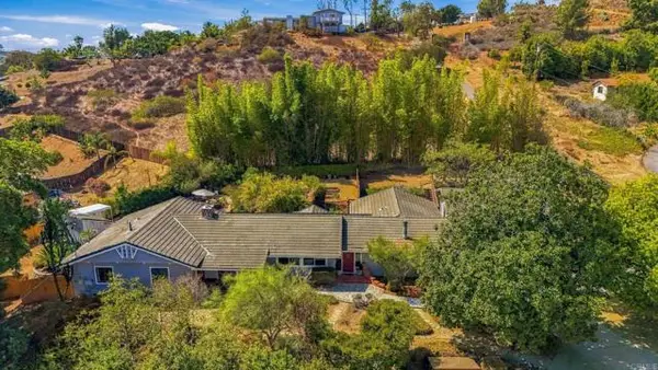 919 Valley Dr, Vista, CA 92084
