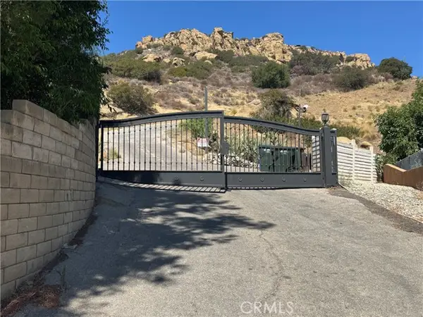 8 Thompson Avenue, Chatsworth, CA 91311