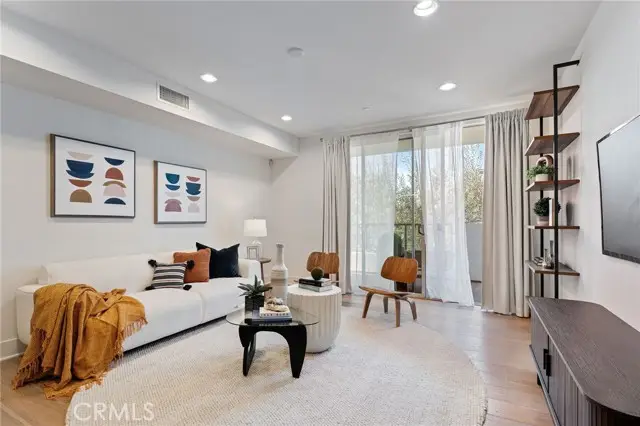 118 Kings Rd  #201, Los Angeles, CA 90048 - Image #1