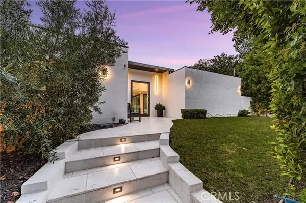 912 Honeywood Rd, Los Angeles, CA 90049