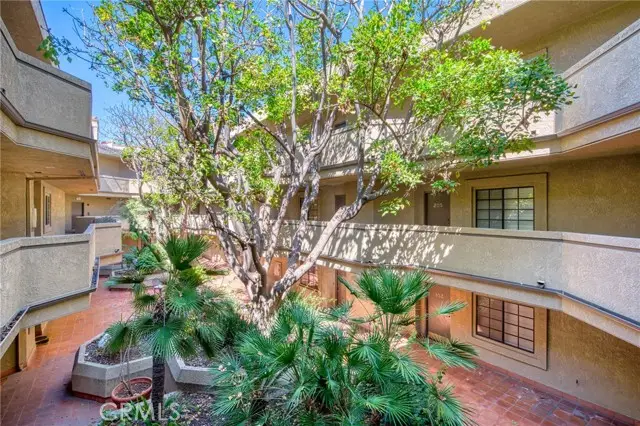221 Oak Knoll Avenue  #202, Pasadena, CA 91101 - #2