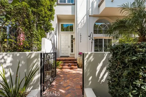 19275 Meadowood Circle, Huntington Beach, CA 92648