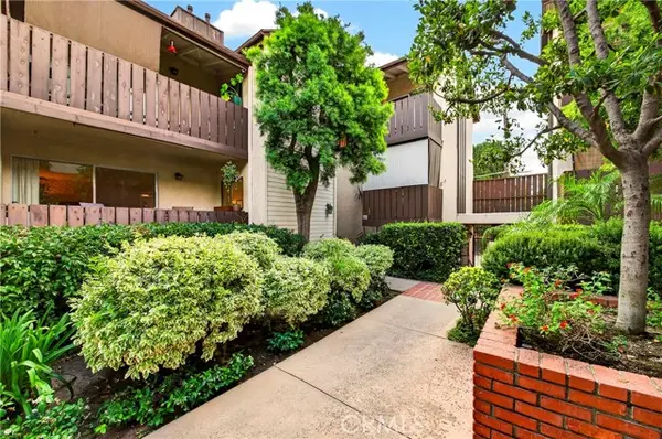 15020 Victory  #104, Van Nuys, CA 91411