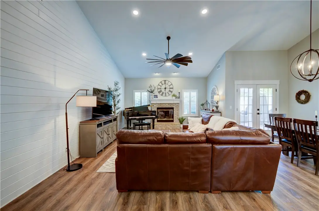 1812 Oakmont, Fresno, CA 93730 - #1