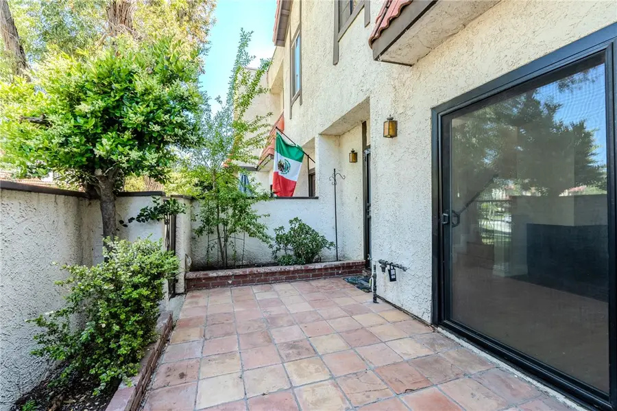 27666 Nugget Drive  #3, Canyon Country, CA 91387 - Image #3