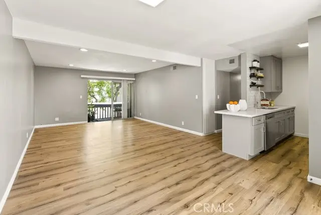 18620 Hatteras Street  #223, Tarzana, CA 91356 - Image #3