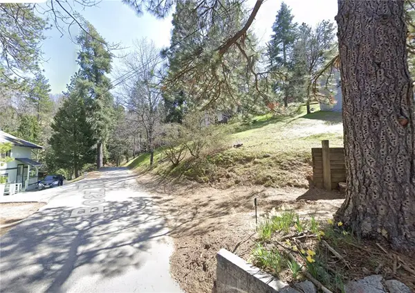 586 Boaz Dr, Crestline, CA 92325
