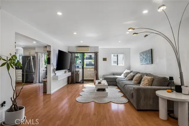 18530 Hatteras Street  #213, Tarzana, CA 91356 - Image #2